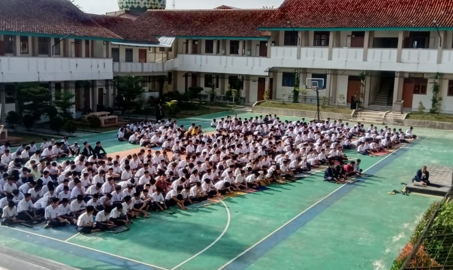 Sholat Dhuha berjamaah di lapangan SMPIT Al-Multazam 2