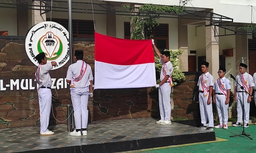 Upacara bendera hari Senin pagi SMPIT Al-Multazam 2