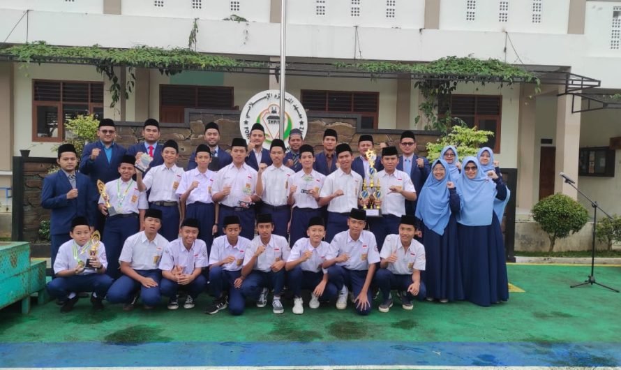 Upacara Bendera Hari Senin diakhiri dengan pembagian Piala Prestasi SMPIT Al-Multazam 2