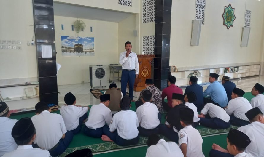 Sholat Dhuha berjama’ah di masjid sebelum Kegiatan Belajar Mengajar.