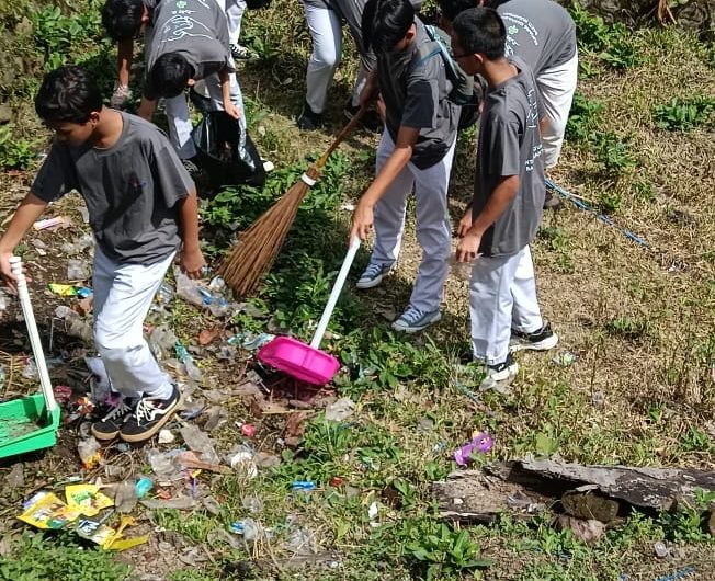 Gerakan Pemungut Sampah (GPS) Santri BSM XII Angkatan Genius SMPIT Al-Multazam 2