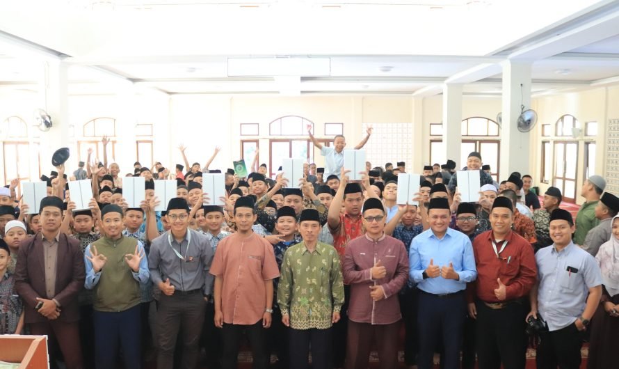 Launcing Alat Belajar (IPad) untuk santri kelas IIV dan Kelas IX Ponpes Terpadu Al Multazam 2