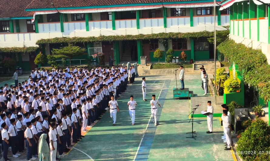 Pelaksanaan Upacara Bendera Senin SMPIT Al-Multazam 2