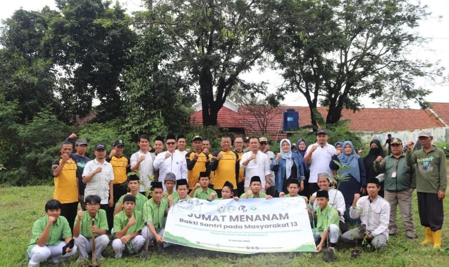 BSM 13 Jumat Menanam Santri SMPIT Al-Multazam 2 Bersama Pemerintah setempat untuk Lingkungan Hijau