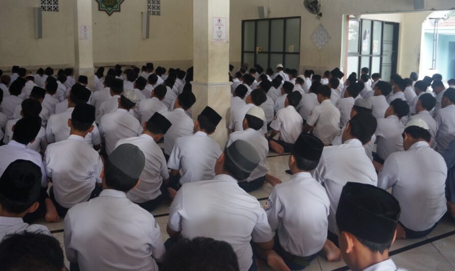 Menanamkan Karakter Religius melalui Sholat Duha Berjamaah di SMPIT Al-Multazam 2